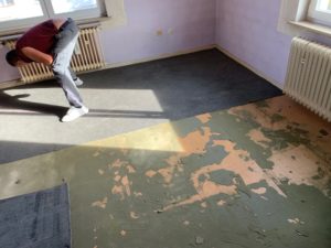 Teppich entfernen nach erfolgter Entrümpelung